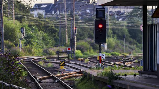 <p>Gleise am Duisburger Hauptbahnhof, eine Ampel zeigt ein rotes Lichtsignal. Die Bahn sperrt erneut für knapp zwei Wochen den wichtigen Knotenpunkt Duisburg - mit massiven Auswirkungen für Nah- und Fernverkehr in NRW.</p>