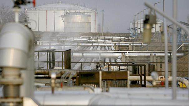 <p>Ein Teil der Empfangsstation der Druschba-Ölpipeline (Freundschaft) in der größten Ölraffinerie des Landes in Szazhalombatta, 29 km südlich von Budapest, Ungarn.</p>