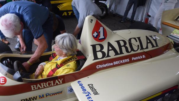 <p>Christine Beckers im Ex-Formel-1-Auto von Thierry Boutsen.</p>