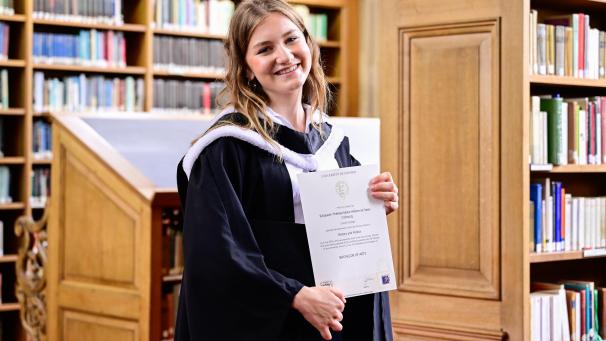 <p>Elisabeth zeigt stolz ihr Diplom</p>