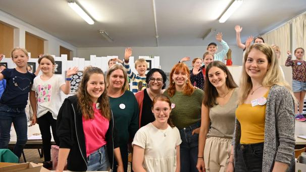 <p>Die gute Laune ist greifbar bei der Singwoche für Kinder und Jugendliche des Musikverbandes Födekam im Kgl. Athenäum St.Vith.</p>