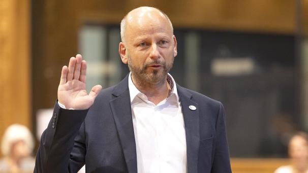 <p>Etienne Simar leistet seinen Eid im Parlament der Deutschsprachigen Gemeinschaft.</p>