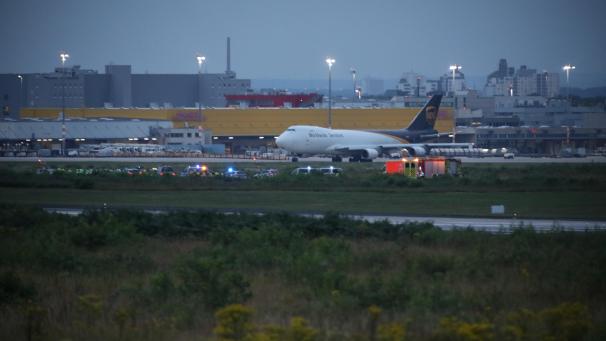 <p>Blick auf eine Rollbahn am Flughafen Köln/Bonn, auf welcher Einsatzkräfte von Polizei und Feuerwehr im Einsatz sind. Klimaaktivisten haben am Flughafen Köln/Bonn eine Unterbrechung des Flugverkehrs verursacht.</p>