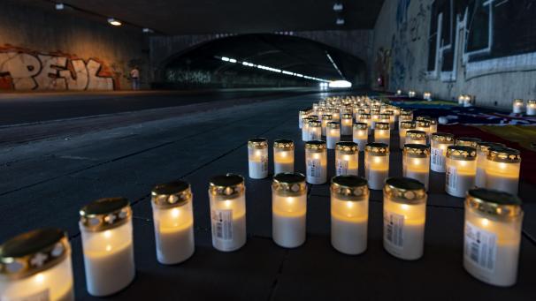 <p>Kerzen, die das Datum des Loveparade-Unglücks bilden, stehen im Tunnel. Am 24. Juli 2010 waren am einzigen Ein- und Ausgang der Technoparade 21 Menschen im Alter von 17 bis 38 Jahren erdrückt worden.</p>