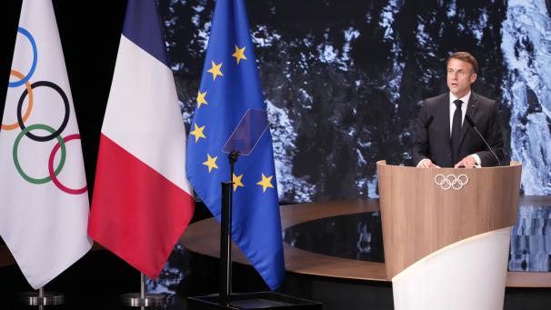 <p>Frankreichs Präsident Emmanuel Macron hält eine Rede während der Präsentation der französischen Bewerbung für die Winterspiele 2030 während der 142. IOC-Sitzung zu den Olympischen Sommerspielen 2024.</p>