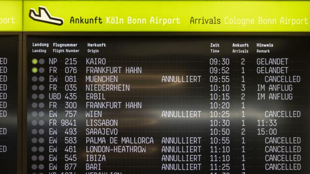 <p>Ein Anzeigendisplay am Köln Bonner Flughafen zeigt Verspätungen und Flugausfälle an. Klimaaktivisten haben am Flughafen Köln/Bonn eine Unterbrechung des Flugverkehrs verursacht.</p>