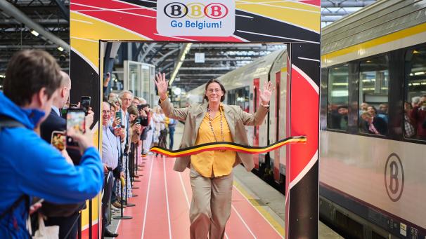 <p>Die belgische Athletin Tia Hellebaut war es, die die neue Eurocity-Verbindung Brüssel-Paris am Mittwoch offiziell eröffnete.</p>