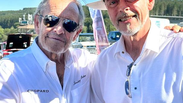<p>Vincent Close ist nicht nur der Betreiber des Hotel-Resaurants L’Esprit Sain in Malmedy, sondern auch Rennsportfan. Das Bild zeigt ihn mit Legende Jacky Ickx.</p>