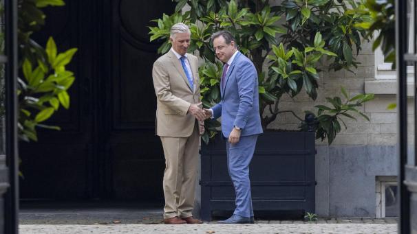 <p>Am Mittwochabend, um 19 Uhr, wurde Bart De Wever von König Philippe im Palast empfangen.</p>