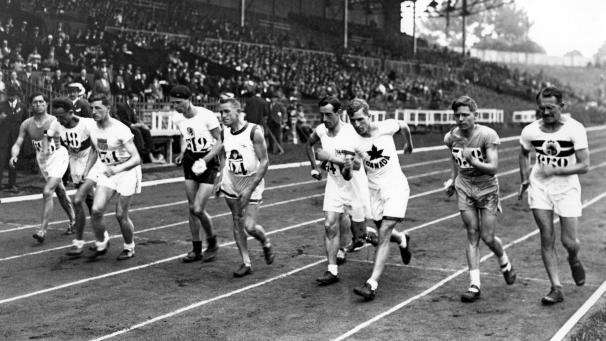 <p>Die zweiten Olympischen Spiele 1924 in Paris – hier ein Vorlauf der Geher im Pariser Stade de Colombes vor einer vollbesetzten Zuschauertribüne – waren ein wegweisendes Ereignis.</p>