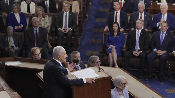 <p>Der israelische Ministerpräsident Benjamin Netanjahu (l.) spricht im Kapitol in Washington vor einer gemeinsamen Sitzung des Kongresses, um Unterstützung für Israels Kampf gegen die Hamas und andere Feinde zu erhalten.</p>