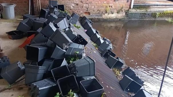 <p>Die Plastikbehälter hatten sich in den Wasserwerk gesammelt.</p>