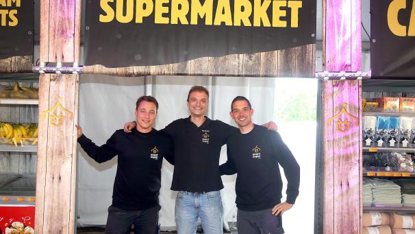 <p>Ruben Peters, Max Bolink und Brenth Diepenmaat (v.l.n.r.) leiten den Supermarkt im Bereich „Les Combes“.</p>