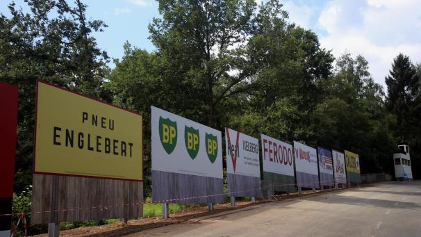 <p>An der Stavelot-Kurve wurden frühere Werbebanden und eine Sprecherkabine nachgebaut. Das Flatterband verhinderte am Donnerstag noch ansprechende Fotos.</p>