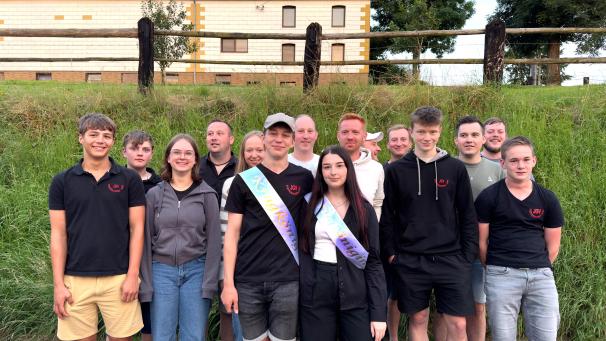 <p>Das neue Königspaar in Auel-Steffeshausen ließ sich gebührend feiern.</p>