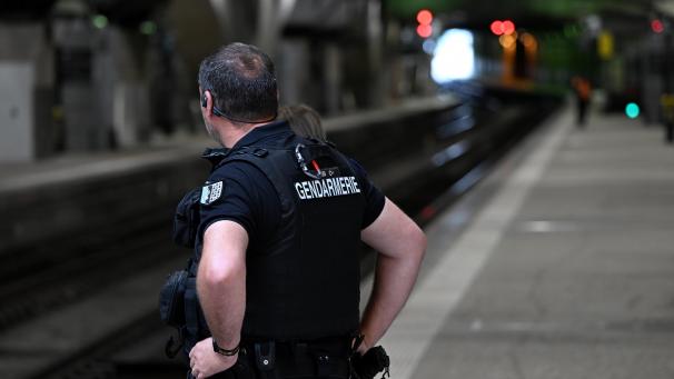<p>Ein Gendarm am Bahnhof Gare Montparnasse</p>