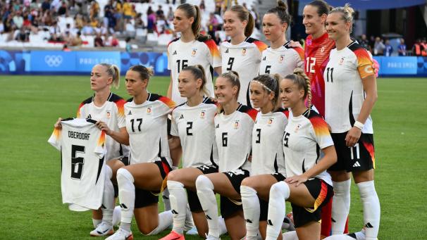 <p>Kathy Hendrich (vordere Reihe, Zweite von rechts) feierte einen erfolgreichen Olympia-Auftakt mit den deutschen Fußballerinnen.</p>