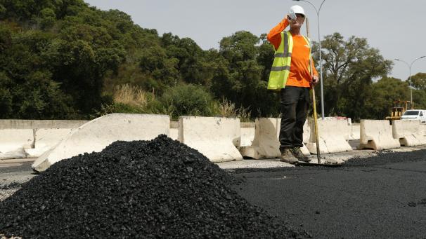 <p>Gerade an Hitzetagen sollten Menschen, die im Freien arbeiten, viel trinken.</p>
