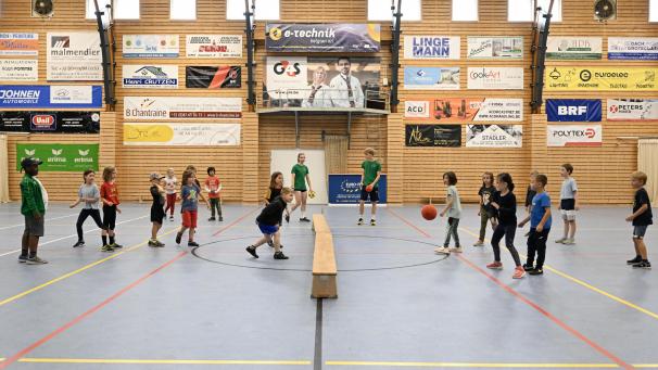 <p>Völkerball steht im Sportlager hoch im Kurs: Zwei Teams spielen gegeneinander mit dem Ziel, die Spieler der gegnerischen Mannschaft mit dem Ball zu treffen, sodass sie der Reihe nach ausgeschaltet werden.</p>