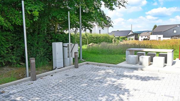 <p>Die Vorkehrungen wurden auf dem Mitfahrerparkplatz in Amel getroffen: Es fehlt „nur“ noch die Ladesäule.</p>