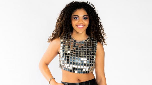 <p>Alyah singt am Sonntag die Hymne.</p>