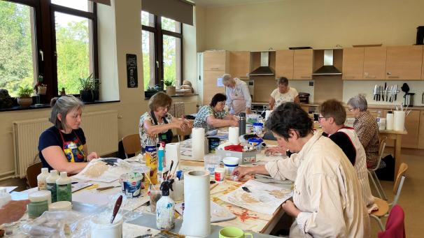 <p>Im Kurs „Malen mit Rost und Patina“ erschaffen die Teilnehmer metallische und gleichzeitigfarbenfrohe Bilder.</p>