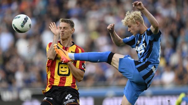 <p>Joaquin Seys (rechts) bringt Club Brügge gegen den KV Mechelen (hier mit Lion Lauberbach) in Führung. Am Ende reicht es für den Landesmeister aber nur zu einem 1:1.</p>