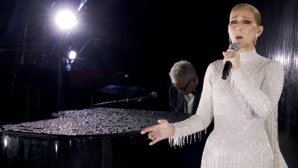 <p>Die Kulisse ist spektakulär: im nächtlichen Paris unter den angestrahlten Olympischen Ringen am Eiffelturm feiert Céline Dion ihr triumphales Comeback.</p>