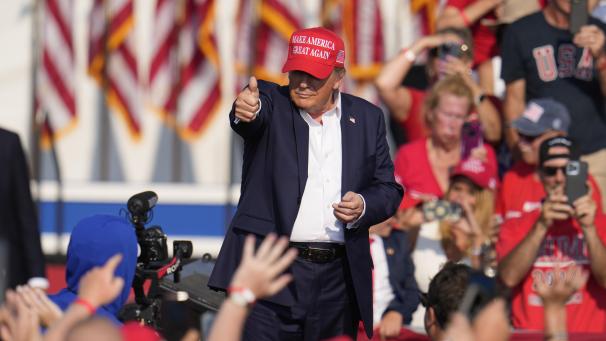 <p>Der republikanische Präsidentschaftsbewerber und ehemalige US-Präsident Donald Trump auf der Bühne in Butler, Pennsylvania, kurz vor dem Attentat. Trotz der Debatte über seine Sicherheit will er weiterhin Kundgebungen unter freiem Himmel abhalten.</p>