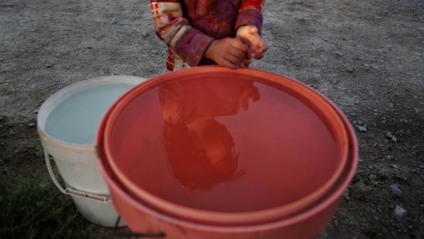 <p>Das Gesicht eines Kindes spiegelt sich in einem Eimer Wasser. Die iranische Provinz Sistan und Belutschistan ist von Trockenheit und Wasserknappheit betroffen. Glühende Hitze, Trockenheit und Sandstürme plagen die Bewohner im Grenzgebiet zwischen Afghanistan und dem Iran.</p>