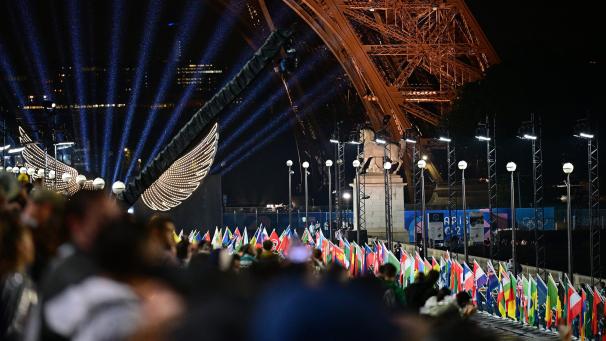 <p>Einzug der Fahnen der teilnehmenden Nationen bei der Eröffnungsfeier an und auf der Seine</p>