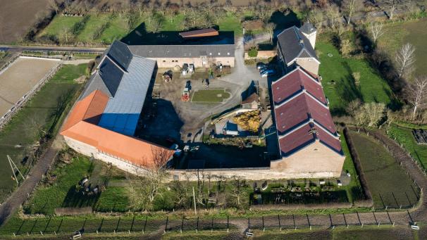 <p>Übersicht auf das Haus Bürgel (Luftaufnahme mit einer Drohne). Der Grundriss des heutigen Haus Bürgel entspricht weitgehend dem der spätantiken Festung. Hier befand sich ein Römerkastell.</p>