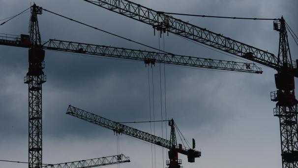 <p>Dunkle Wolken über eine Baustelle in Berlin. In der deutschen Wirtschaft herrscht trübe Stimmung.</p>