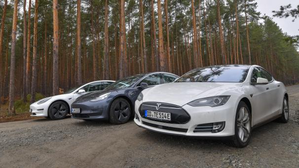 <p>Elektrofahrzeuge der Marke Tesla</p>