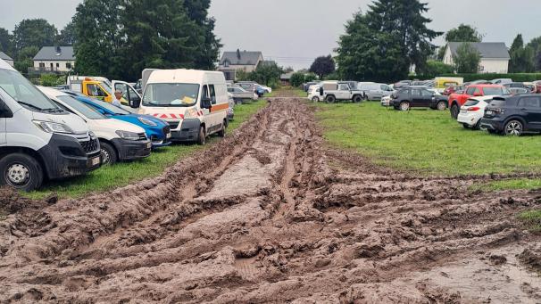 <p>Am Sonntag herrschte Sonnenschein, aber der Regen der letzten Tage hat auf dem Messegelände und auf den umliegenden Parkplätzen in Libramont seine Spuren hinterlassen.</p>