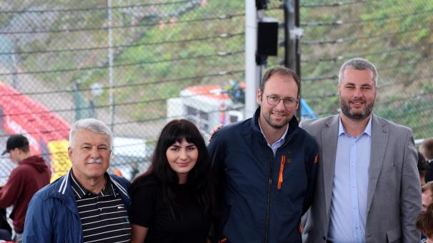 <p>Die ukrainische Delegation begleitete Jean-Paul Bastin (2.v.r.) zur Rennstrecke Spa-Francorchamps.</p>