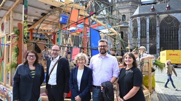 <p>Stadtmarketing-Leiterin Dr. Jutta Göricke, Umweltdezernent Heiko Thomas, STAWAG-Sprecherin Eva Wußing, Rolf Deubner (Deubner Maschinen), Werkstattleiterin Aylin Can (Bleibegrer Fabrik). (v.l.n.r.)</p>