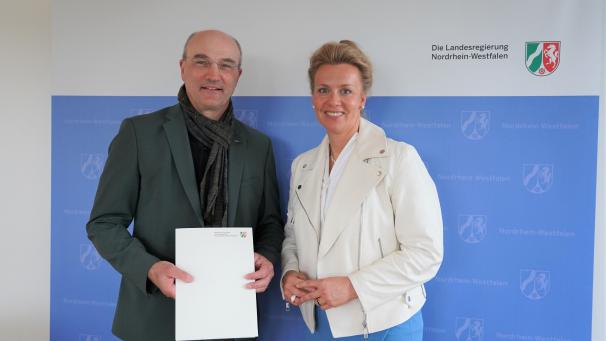 <p>151_Rektor Rüdiger erhält Urkunde</p>