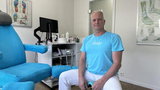 <p>Marcus Pitz in seiner Praxis für medizinische Fußpflege in Moresnet</p>