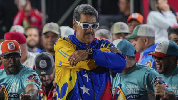 <p>Präsident Nicolas Maduro spricht zu Anhängern vor dem Präsidentenpalast Miraflores, nachdem die Wahlbehörden ihn zum Sieger der Präsidentschaftswahlen erklärt haben.</p>