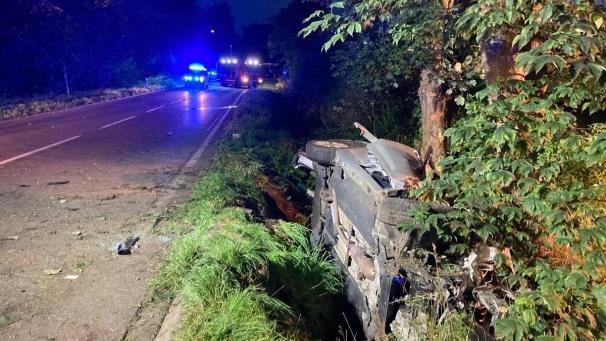 <p>Das Fahrzeug überschlug sich und prallte im Graben gegen einen Baum.</p>