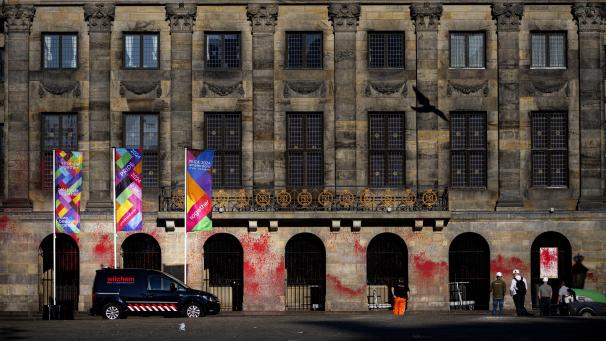 <p>Der Königspalast am Dam-Platz ist mit roter Farbe beschmiert. Es handele sich um eine Aktion von Sympathisanten des palästinensischen Volkes.</p>