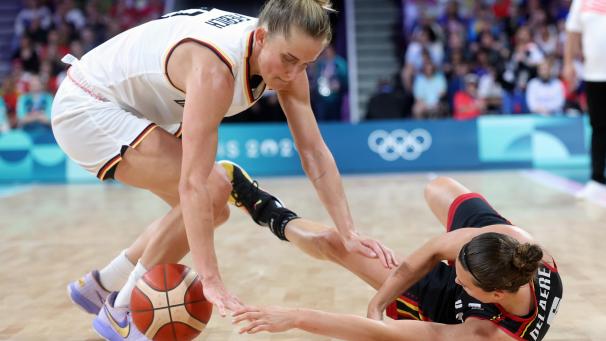 <p>Am Boden: Antonia Delaere (rechts) verliert mit Belgien gegen Olympia-Neuling Deutschland deutlich.</p>