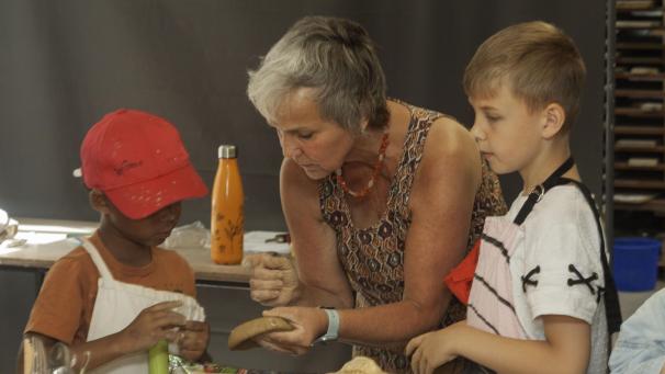<p>Unter fachkundiger Anleitung von Inge Blees konnten sich die Kinder am Dienstag im Töpfern ausprobieren. Fotos: Klaus Schlupp</p>