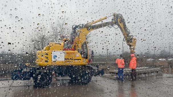 <p>Wegen des anhaltenden Regens führten Baufirmen im ersten Halbjahr vermehrt Kurzarbeit ein.</p>