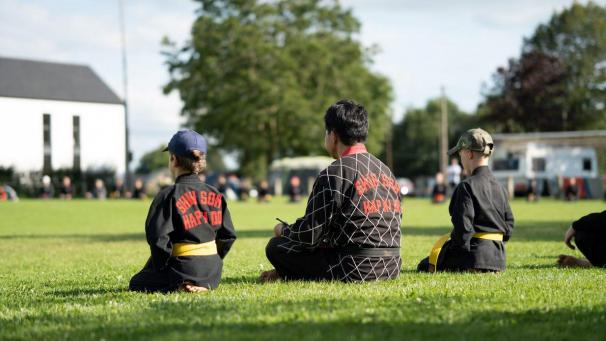 <p>500 internationale Gäste sind der Einladung zum 40. Shinson Hapkido-Sommerlager in Elsenborn gefolgt: Das Erleben von Gemeinschaft spielt dabei eine zentrale Rolle.</p>