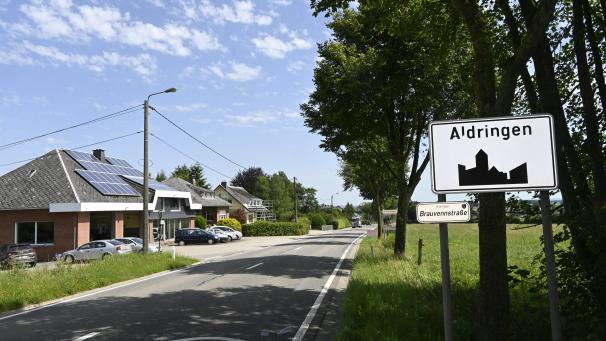 <p>Am Ortseingang von Aldringen kommt eine Fahrbahnverengung.</p>