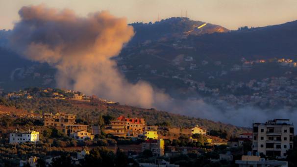 <p>Aus dem libanesischen Dorf Kfarkela an der südlichen Grenze steigt starker Rauch auf, nachdem es unter israelischen Beschuss geraten war. Israel drohte mit rascher Vergeltung für einen Angriff aus dem Libanon.</p>