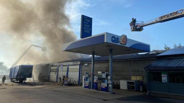 <p>Blick auf das brennende Industriegelände rund um die Q8-Tankstelle in Gemmenich Foto: Sudinfo/VHP</p>