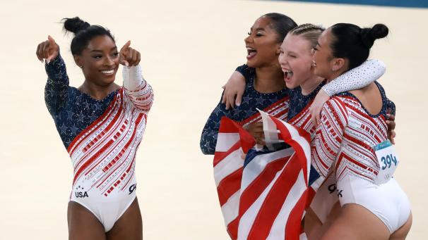 <p>Simone Biles (links) aus den USA und das Team jubeln über Gold.</p>